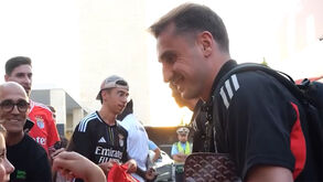 Muitas fotografias e autógrafos: dezenas de adeptos recebem Benfica no Algarve