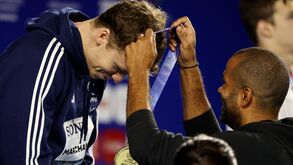 Mundiais: Tony Parker entrega medalha de ouro a Léon Marchand