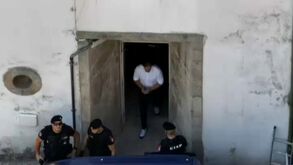 O momento em que Fernando Madureira sai do tribunal após ser condenado a pena de prisão