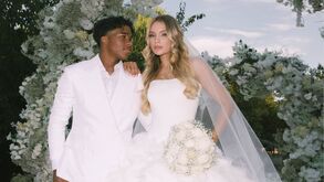 Eu, ela e o ‘outro’: Endrick leva preparador físico para a lua de mel