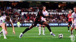 Milan esmaga (9-0) Perth Glory com Rafael Leão a bisar