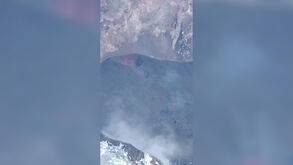 Vulcão mais alto da Eurásia entra em erupção após sismo de magnitude 8.8 na Rússia