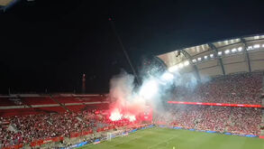 Tochas e foguetes na zona dos adeptos do Benfica no Estádio Algarve