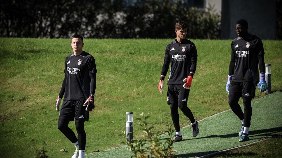 Trubin, André Gomes e Samuel Soares num treino do Benfica
