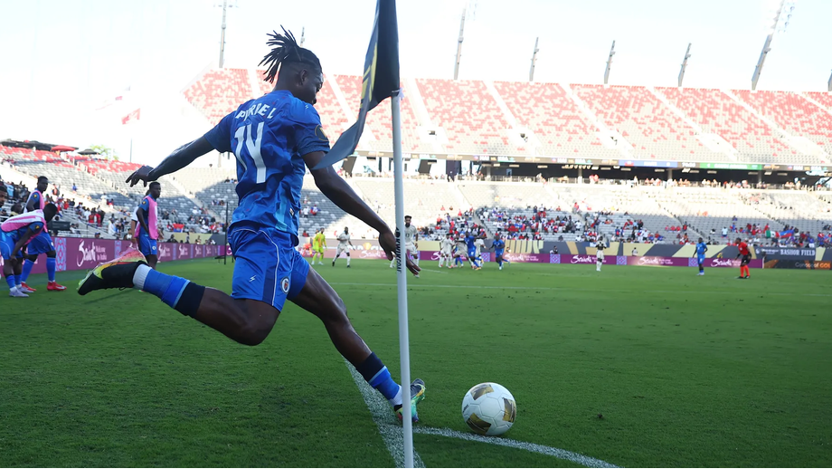Leverton Pierre, internacional haitiano, reforça o Vizela até 2027.
