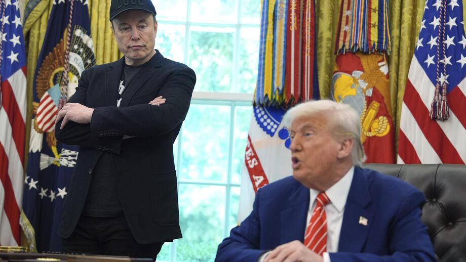 Trump e Musk trocam acusações sobre projeto de lei orçamental.
