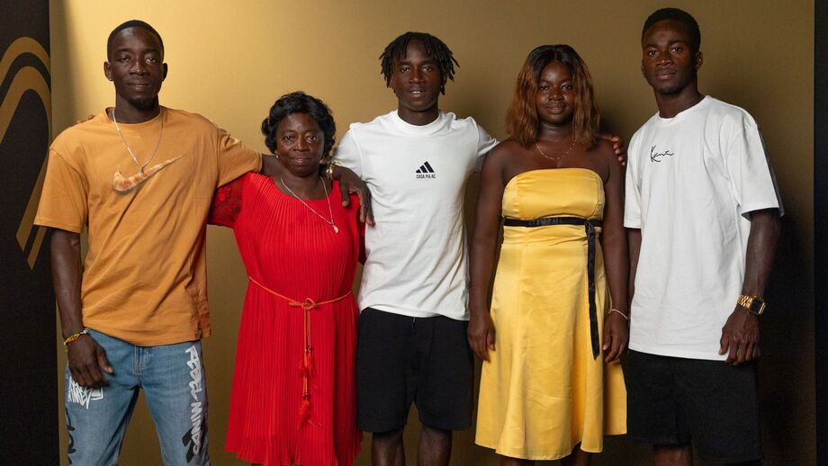 Nhaga acompanhado da mãe e dos irmãos