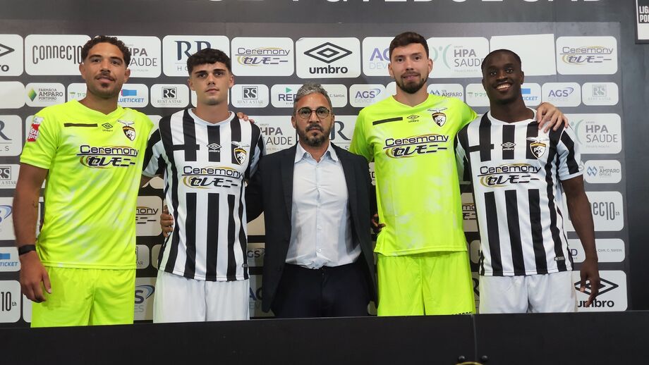 Hamza Alaa, o primeiro à esquerda, aquando da sua apresentação como reforço do Portimonense