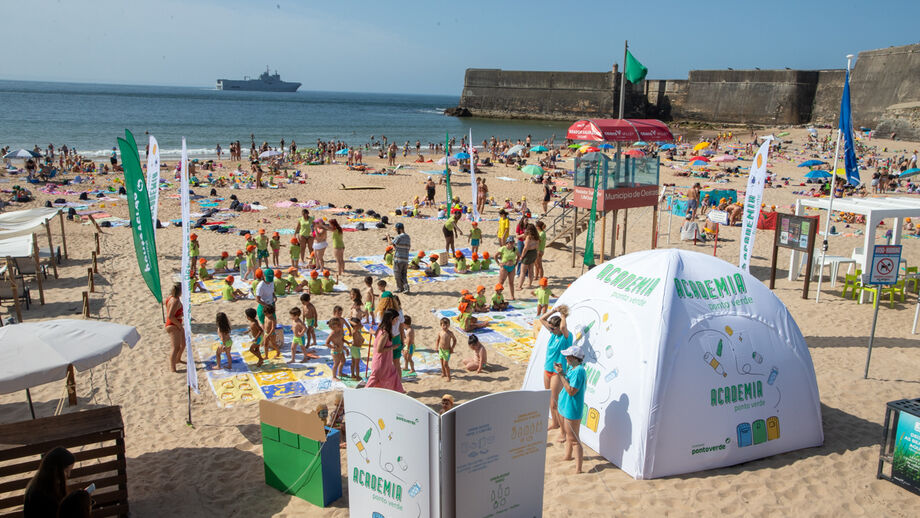 Praia com iniciativa Academia Ponto Verde, focada na educação ambiental