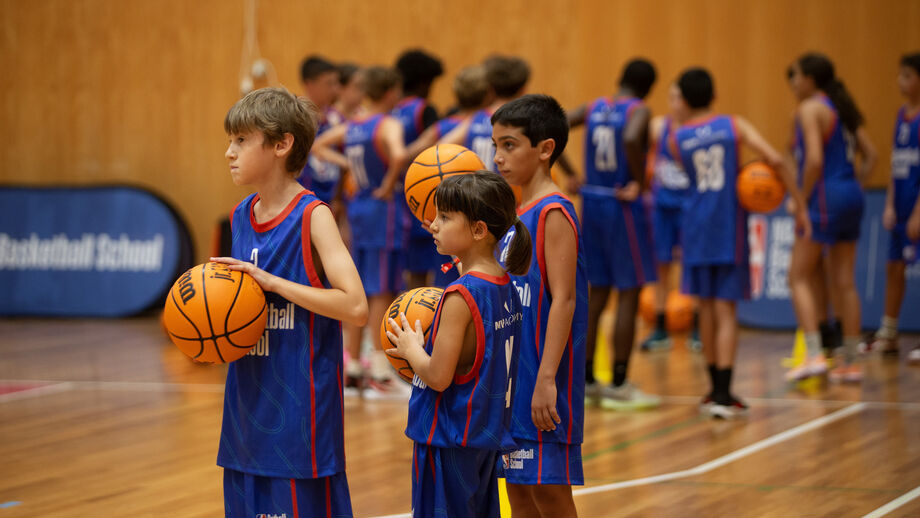 Jovens em ação na NBA Basketball School em Lisboa