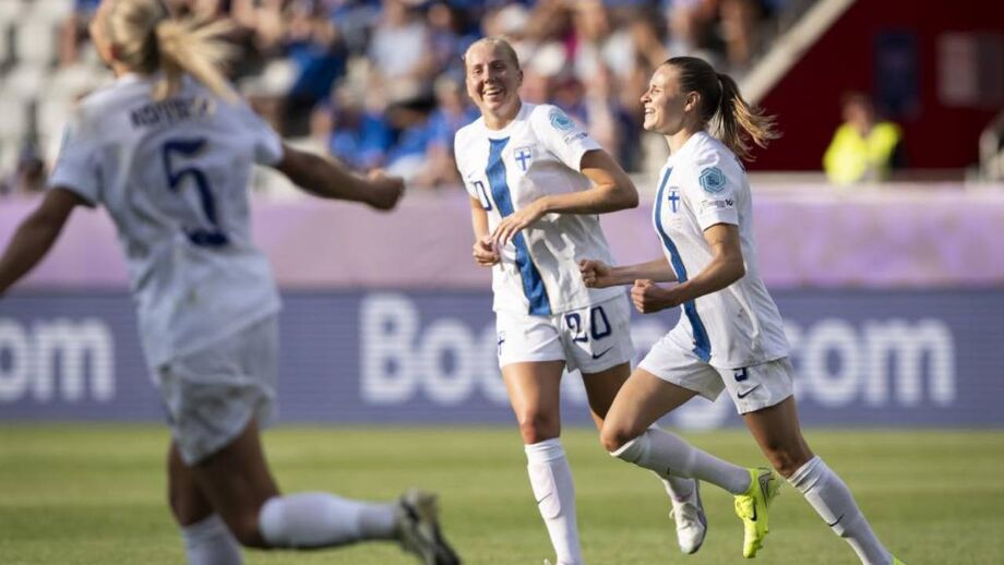 Jogadoras finlandesas festejam frente à Islândia