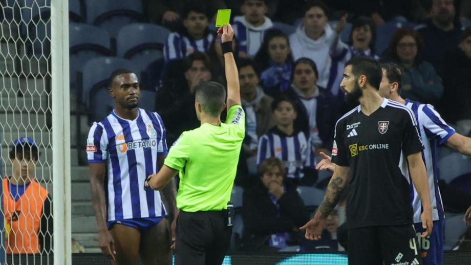 Árbitro mostra cartão amarelo a Otávio durante o FC Porto-Casa Pia