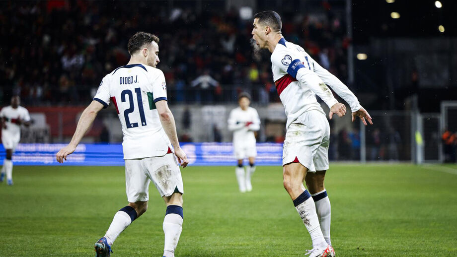 Diogo Jota e Cristiano Ronaldo festejam num jogo da Seleção Nacional