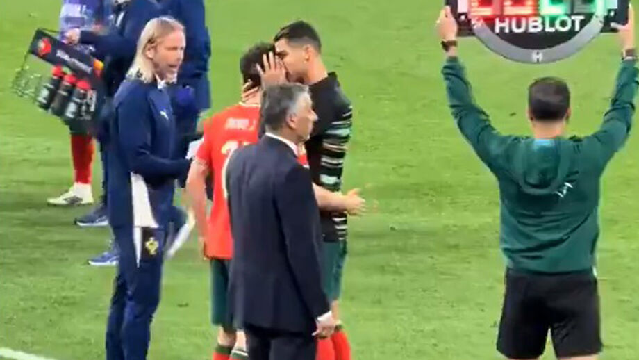 Vídeo, que circula nas redes sociais, mostra o gesto partilhado entre os dois jogadores na final da Liga das Nações