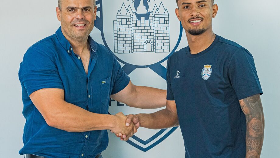 Luiz Gustavo assina pelo Feirense, após saída do Paredes