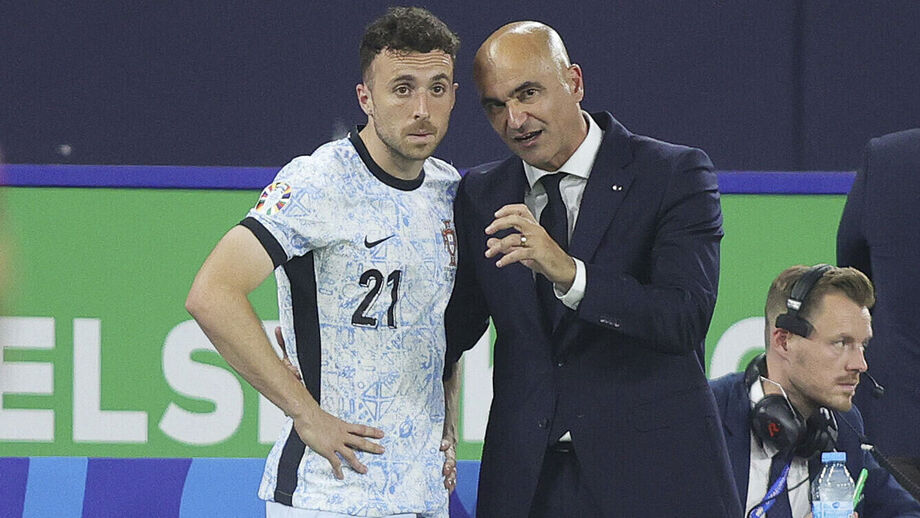 Roberto Martínez com Diogo Jota