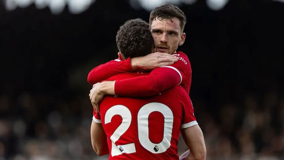 Robertson abraçado a Diogo Jota