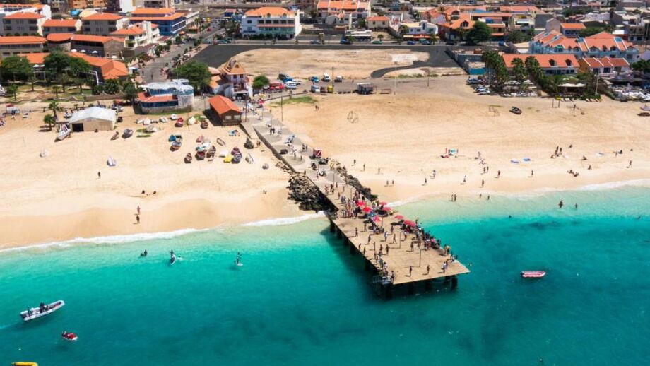 Praia e cidade na Ilha do Sal atraem visitantes com preços acessíveis para férias