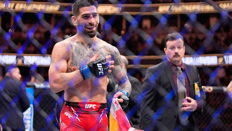 Lutador do UFC celebra vitória com a bandeira do Canadá