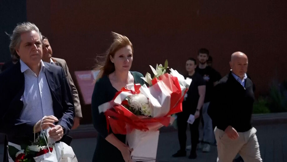 Angela Rayner deixou um ramo de flores no exterior do estádio do Liverpool