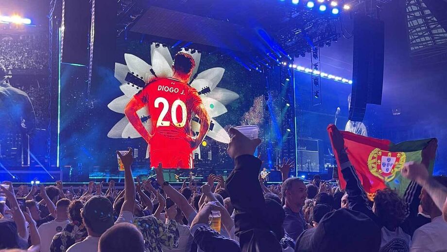 Momento de enorme emoção no concerto em Cardiff, no País de Gales