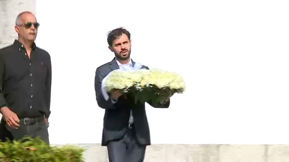 Internacional português trazia uma coroa de flores brancas