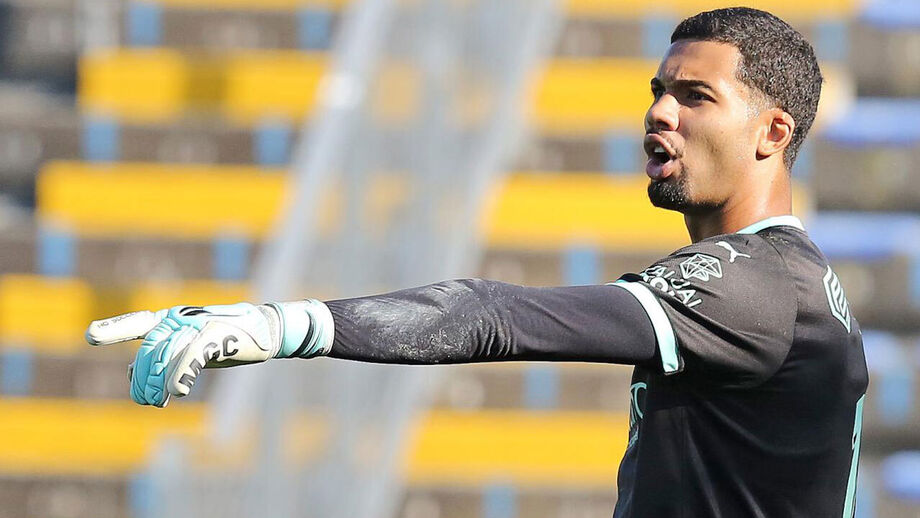 Gabriel Cabral renova contrato com o Famalicão até 2029