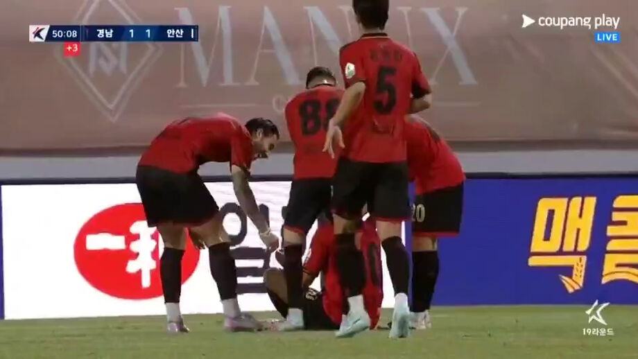 "Hoje joguei com dor no peito", disso o médio português depois do final do jogo