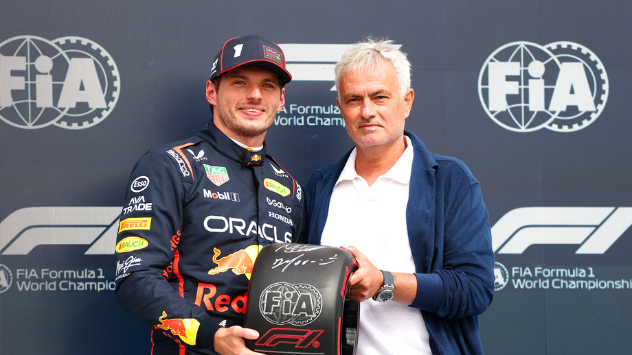 Mourinho entrega troféu a Max Verstappen no GP da Grã-Bretanha, em Silverstone