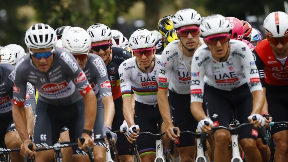 João Almeida ao centro