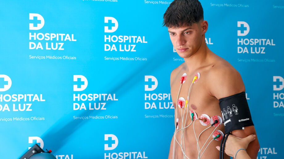 Plantel do Benfica B realizou exames médicos no Hospital da Luz