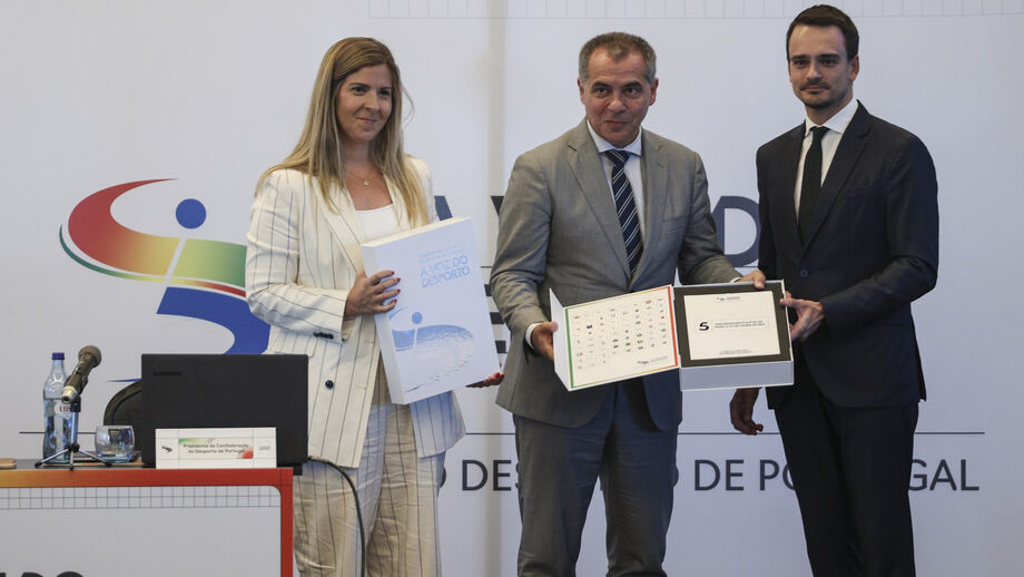 A ministra recebeu o documento do qual constam as prioridades políticas do desporto
