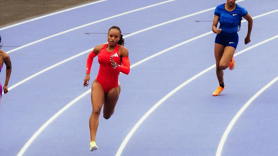 Fatoumata Diallo vence 400 metros barreiras em Soteville, França.
