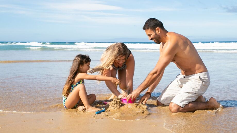 Família aproveita o Prime Day da Amazon na praia com estilo, conforto e funcionalidade