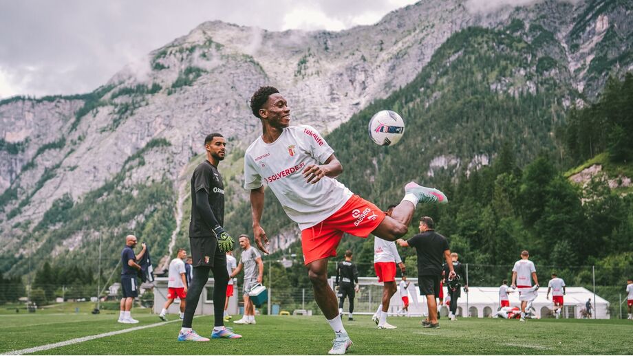 Reforço Mario Dorgeles domina a bola num cenário encantador