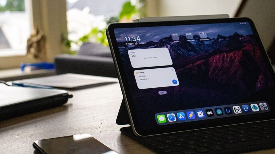 iPad exibe tarefas para o dia 18 de junho: escrita e leitura
