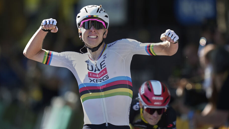 Tadej Pogacar alcança 100 vitórias profissionais e entra para o restrito grupo