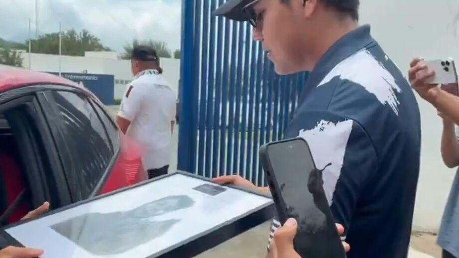 Óliver Torres recebe prenda especial no México