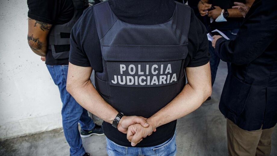 Agentes da Polícia Judiciária aguardam instruções