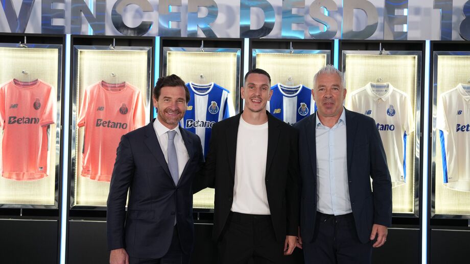 André Villas-Boas e Jorge Costa com o mais recente reforço portista