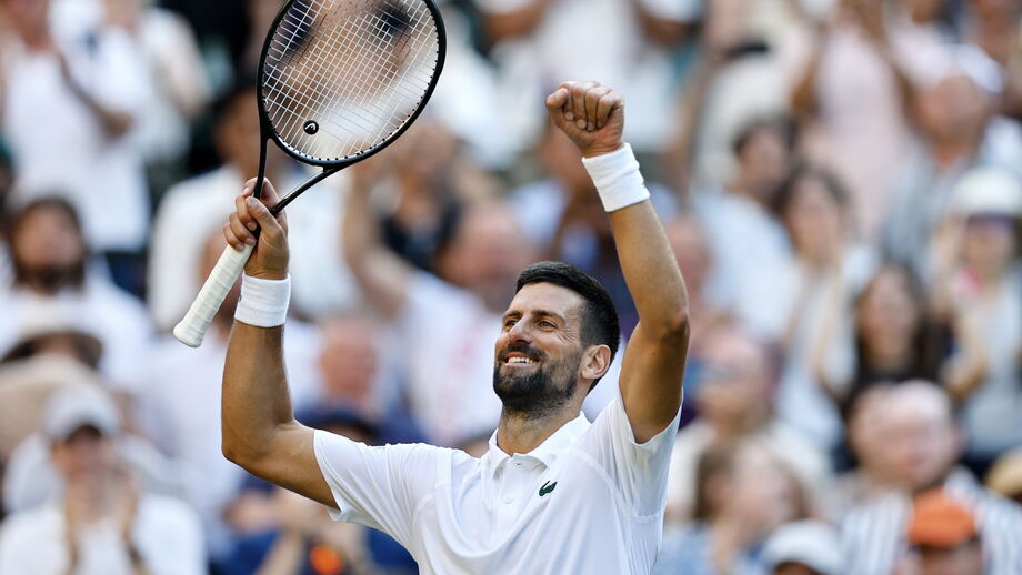 Djokovic festeja após vencer Sinner no torneio em Londres