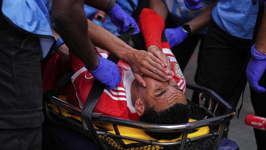 Musiala em lágrimas após sair lesionado do PSG-Bayern Munique