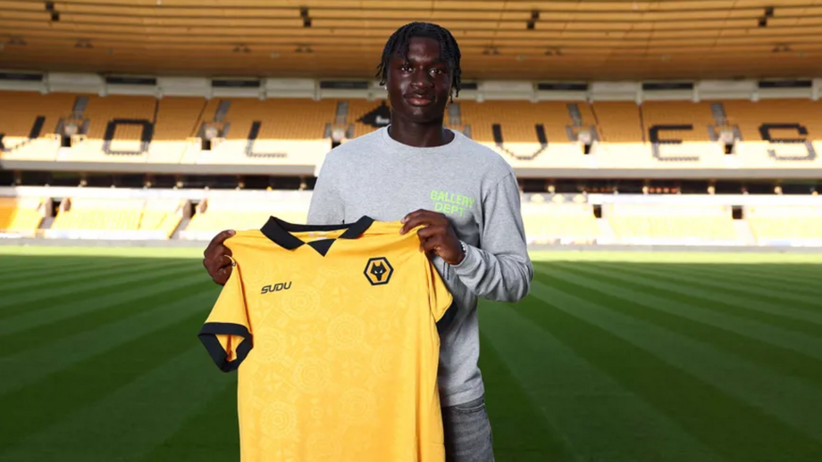 Mateus Mané assina contrato profissional com o Wolves