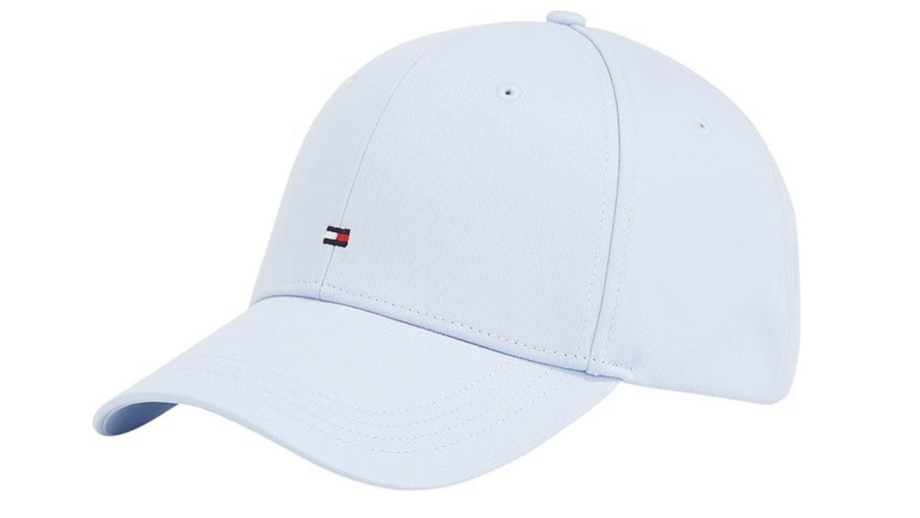 Um boné azul claro com o logótipo da Tommy Hilfiger
