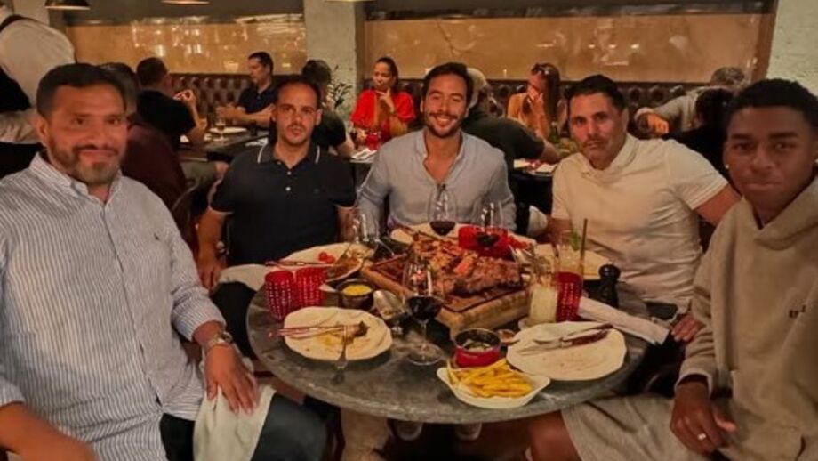 Víctor Guzmán (à direita) a jantar em Lisboa