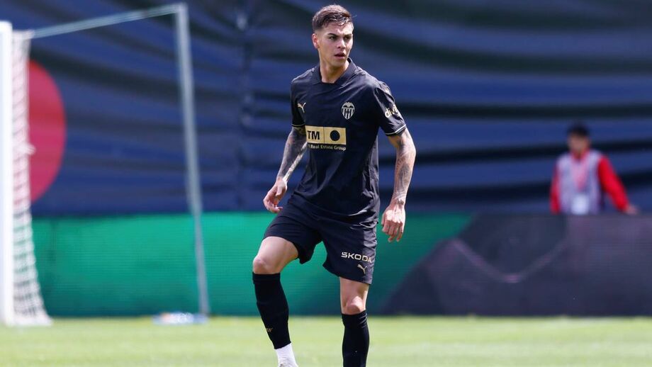 Barrenechea jogou no Valencia, em 23/24, cedido pelo Aston Villa