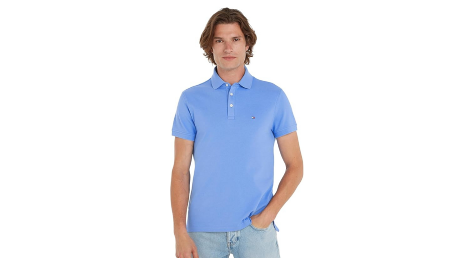 Homem veste polo azul claro da Tommy Hilfiger e calças de ganga