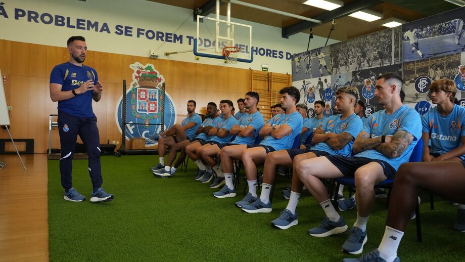 Farioli fala aos jogadores do FC Porto