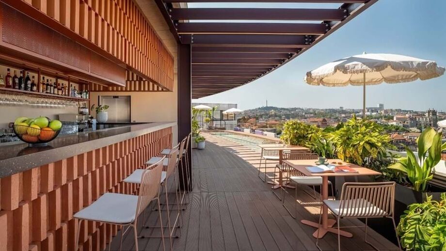 Com vista privilegiada para a cidade do Porto, o novo rooftop do hotel The Social Hub é ideal para petiscar