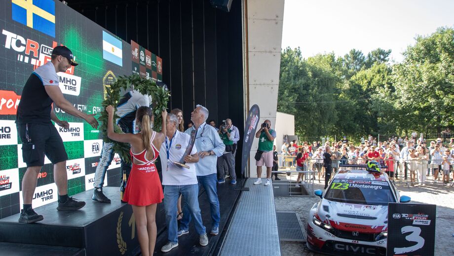 Alexandre Favaios, autarca de Vila Real, cumprimenta piloto sueco Thed Björk